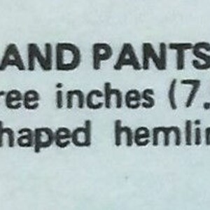 Puede incluir: Un patr&oacute;n de costura para un vestido de noche o una t&uacute;nica holgada y pantalones. El patr&oacute;n incluye instrucciones para un escote en V profundo, cierres de corbata y hombro, dobladillo con forma y pespuntes. Los pantalones tienen una cintura el&aacute;stica. El patr&oacute;n es para tallas de mujer e incluye 5 piezas.