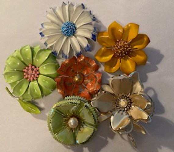 Vintage Enamelled Flower Power 1960s Floral Pins … - image 2