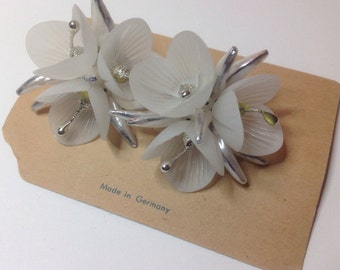 Vintage White Frosted Lucite Flower Bunch Silvertone Millinery Stamens Big Clip On 1950's Earrings