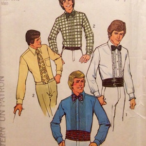 Peut inclure: Un patron de couture pour chemises pour hommes. Le patron comprend trois styles différents : une chemise à carreaux, une chemise blanche à col plissé et une chemise bleue à plis sur le devant. Le patron est de Simplicity et porte le numéro 7205.