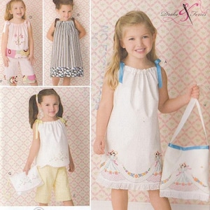 Peut inclure: Patron de couture Simplicity pour les modes de taies d'oreiller, présentant des robes et des tenues pour filles. Les tenues comprennent une robe blanche avec des bretelles en ruban bleu, un sac fourre-tout et d'autres modèles. La taille du patron est A 3,4,5,6,7,8.