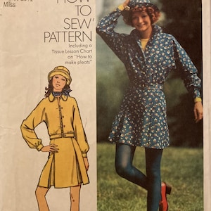 Peut inclure: Patron de couture vintage Simplicity numéro 5422 pour une jupe et un haut. Le patron comprend des instructions sur la façon de faire des plis. Le patron est pour les tailles 12, tour de poitrine 34 pouces, tour de taille 26 1/2 pouces.