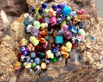 Pulsera envuelta en alambre de confeti / colores del arco iris / colorido regalo hecho a mano menores de 50 años / pulsera de piedras preciosas envuelta en alambre con cuentas de Uniquenecks