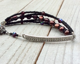 Pulsera de perla negra / alambre gótico envuelto joyería / pulsera con cuentas de pedrería