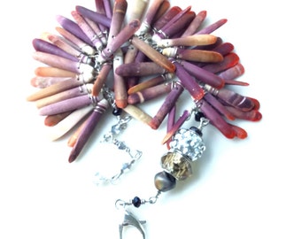pulsera de erizo de mar. belleza tribal. alambre envuelto palos de coral Cruz y swarovski. broche de plata. hecho a mano por uniquenecks