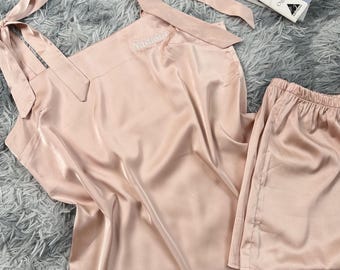 Ensemble pyjama en satin soyeux : caraco à nouer, pyjama de soirée nuptiale