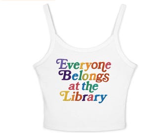Geborduurde crop top met regenboog: iedereen hoort bij de bibliotheek