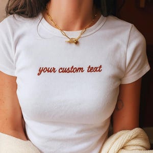 Besticktes Baby-T-Shirt, besticktes Slogan DIY benutzerdefinierter Text Y2K T-Shirt, personalisiertes Baby-T-Shirt, benutzerdefinierter Text, besticktes Hemd