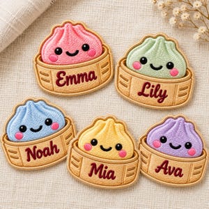 Puede incluir: Cinco parches bordados con dumplings sonrientes en rosa, verde, azul, amarillo y morado, cada uno en una cesta de vapor de bambú color canela. Los nombres Emma, Lily, Noah, Mia y Ava están bordados en rojo oscuro en las cestas.