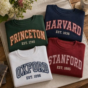 Pode incluir: Quatro camisolas de gola redonda em azul marinho, verde, branco e bordô. Cada camisola apresenta o nome de uma universidade num design xadrez: Harvard, Princeton, Oxford e Stanford. As camisolas também exibem o ano de fundação de cada universidade.