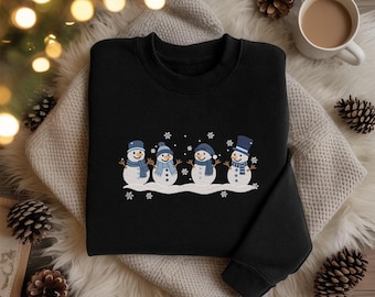 Sudadera bordada con muñeco de nieve – Suéter navideño de invierno con diseño de 4 muñecos de nieve. Camiseta festiva, cómoda y adorable para mujer y hombre. Conjunto familiar a juego.