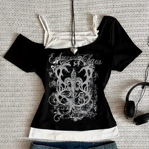 Warstwowy top Embrace the Chaos - Y2K Cyber Grunge & Alt-Girl Aesthetic - prezent dla dziewczyn - gotyk/grunge