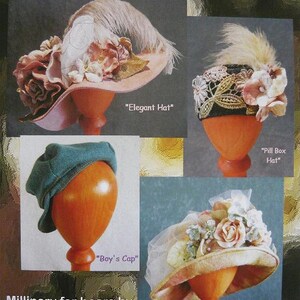 Può includere: Quattro diversi cappelli per orsi, tra cui un cappello a pillola, un cappello da campagna, un berretto da ragazzo e un cappello elegante. I cappelli sono esposti su supporti per cappelli in legno. L'immagine include il testo "Hats", "Elegant Hat", "Boy's Cap", "Pill Box Hat" e "Country Hat".