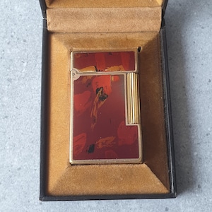 Vintage S.T. Dupont Ligne 2 Lighter: Laque de Chine Picasso Abstract, Gold Trim