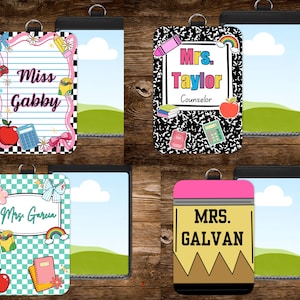 Peut inclure: Quatre porte-badges sur le thème des enseignants avec des motifs colorés. L'un dit "Miss Gabby" avec une pomme et une calculatrice. Un autre dit "Mrs. Taylor, Conseillère" avec un arc-en-ciel et des livres. Un troisième dit "Mrs. Garcia" avec une fleur et un arc-en-ciel. Le dernier est un motif de crayon avec "MRS. GALVAN".
