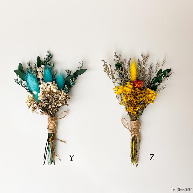Puede incluir: Dos peque&ntilde;os ramos de flores secas. Uno, etiquetado como "Y", presenta elementos turquesa, blancos y verdes. El otro, etiquetado como "Z", tiene componentes amarillos, naranjas y verdes. Ambos est&aacute;n atados con hilo, ofreciendo una est&eacute;tica r&uacute;stica y natural.