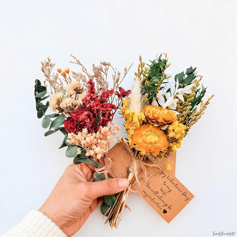 Puede incluir: Dos peque&ntilde;os ramos de flores secas en tonos rojos, amarillos y beige. Los ramos est&aacute;n atados con hilo. Un ramo tiene una etiqueta que dice "Happy Valentines Day to my Wife. You will always be my valentine."