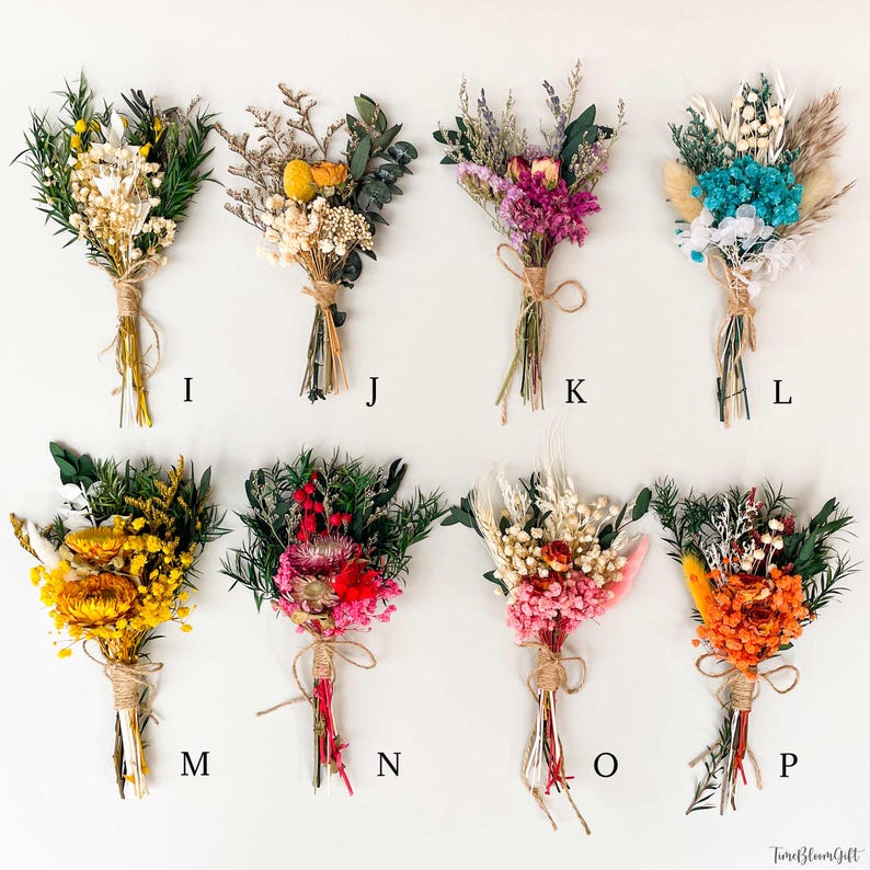Puede incluir: Una colecci&oacute;n de ocho peque&ntilde;os ramos de flores secas, cada uno atado con hilo. Los ramos presentan una variedad de colores, incluyendo amarillo, blanco, rosa, rojo y azul. Cada ramo est&aacute; etiquetado con una letra de la I a la P.