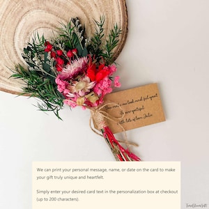 Puede incluir: Un peque&ntilde;o ramo de flores secas con flores rojas y rosas y follaje verde, atado con hilo. Se adjunta una peque&ntilde;a tarjeta con texto manuscrito.