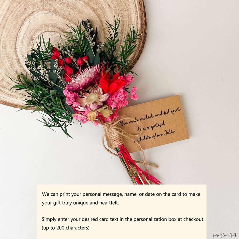 Puede incluir: Un peque&ntilde;o ramo de flores secas con flores rojas y rosas y follaje verde, atado con hilo. Se adjunta una peque&ntilde;a tarjeta con texto manuscrito.