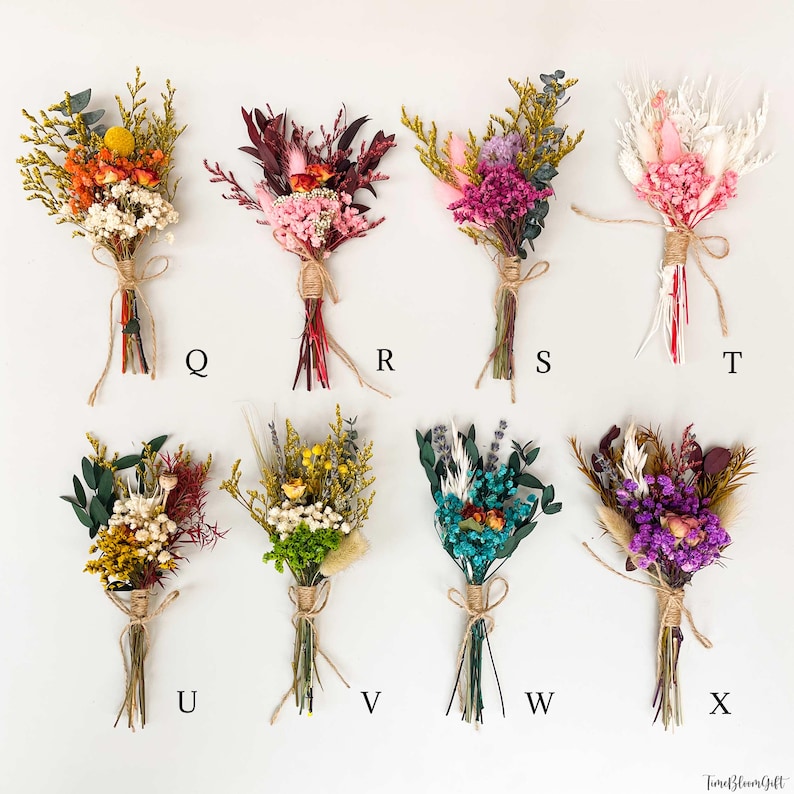 Puede incluir: Una colecci&oacute;n de ocho peque&ntilde;os ramos de flores secas, cada uno atado con hilo. Los ramos presentan una variedad de colores, incluyendo naranja, rosa, morado, blanco, amarillo y turquesa. Cada ramo est&aacute; etiquetado con una letra de la Q a la X.