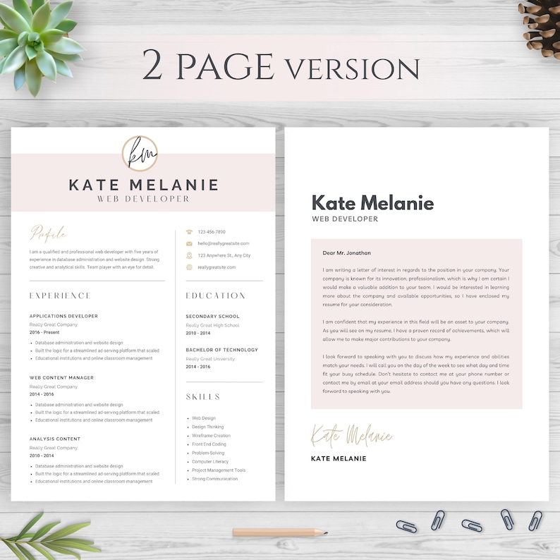 Puede incluir: Una plantilla de curr&iacute;culum de dos p&aacute;ginas con un esquema de color rosa y blanco. El curr&iacute;culum es para un desarrollador web llamado Kate Melanie. El curr&iacute;culum incluye secciones para experiencia, educaci&oacute;n y habilidades. La segunda p&aacute;gina incluye una carta de presentaci&oacute;n dirigida a Mr. Jonathan.