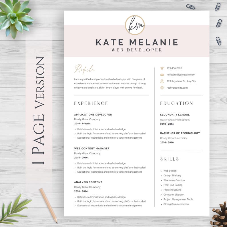 Puede incluir: Un curr&iacute;culum vitae para una desarrolladora web llamada Kate Melanie. El curr&iacute;culum incluye secciones sobre el perfil, la experiencia, la educaci&oacute;n y las habilidades. El curr&iacute;culum est&aacute; dise&ntilde;ado con una est&eacute;tica minimalista y presenta un fondo rosa claro.