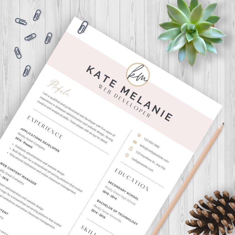 Puede incluir: Una plantilla de curr&iacute;culum vitae rosa y blanca con una firma manuscrita en un c&iacute;rculo. El curr&iacute;culum vitae es para Kate Melanie, desarrolladora web. El curr&iacute;culum vitae incluye informaci&oacute;n de contacto, experiencia y educaci&oacute;n.