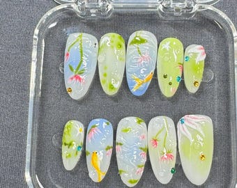 Presse peinte à la main de poissons koi et de bassins de lotus – Dessins d'ongles aquarelle