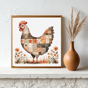 Peut inclure: Impression encadrée d'un poulet patchwork aux tons marron, orange et crème. L'œuvre est posée sur un fond blanc, avec des fleurs oranges et de l'herbe à la base. Un vase marron avec des plantes séchées est à droite.