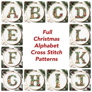 Peut inclure: Une collection de patrons de point de croix représentant l'alphabet complet de Noël. Chaque lettre est présentée dans un cercle à broder en bois, ornée de verdure festive, de bonhommes en pain d'épices et de décorations rouges. Le texte indique "Full Christmas Alphabet Cross Stitch Patterns."