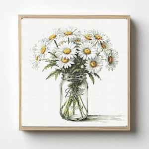 Peut inclure: Impression encadrée d'un bouquet de marguerites dans un bocal en verre. Les marguerites ont des pétales blancs et des centres jaunes, avec des tiges et des feuilles vertes. Le bocal est transparent et le cadre est de couleur marron clair.