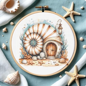 Può includere: Ricamo a punto croce in un telaio di legno raffigurante una casa a conchiglia stravagante con un design a spirale, una porta di legno e una piccola finestra. L'opera presenta sfumature di marrone, beige e blu, con stelle marine e conchiglie.