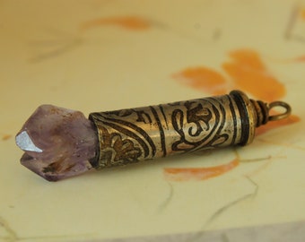 Collier avec pendentif en cristal - Pointe d'améthyste violette sertie dans un boîtier en laiton gravé à l'eau-forte recyclé et upcyclé