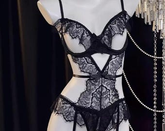 Sexy Black/White Lace Lingerie Set with Garters – Women’s Intimate Sleepwear