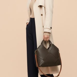 以下が含まれることがあります： 斑点のあるマット仕上げのセラミックマグカップ3個セット。マグカップはクリーム色、ライトブラウン、ダークブラウンです。各マグカップはシンプルでミニマリストなデザインです。