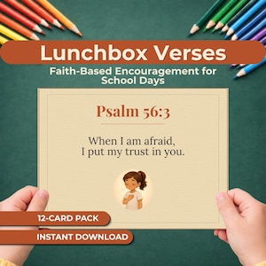 Può includere: Una carta rettangolare con il testo Psalm 56:3 e il versetto When I am afraid, I put my trust in you. Sotto il testo c'è una piccola illustrazione di una persona con capelli castani a coda di cavallo, che indossa una maglia bianca, mano sul petto.
