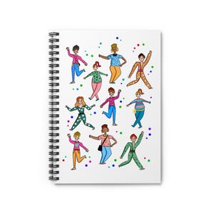 Puede incluir: Un cuaderno de espiral con una cubierta blanca que presenta una colorida ilustración de once figuras diversas en varias poses, vistiendo ropa estampada en tonos rosa, azul, verde y naranja, acentuada por puntos multicolores dispersos.