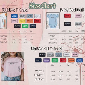 Op de afbeelding: Maattabel voor peuter-T-shirts, babybodysuits en unisex kind-T-shirts. Bevat afmetingen voor breedte, lengte en mouwlengte in inches. Kleuropties worden vermeld voor elk kledingtype. De achtergrond is bloemen.