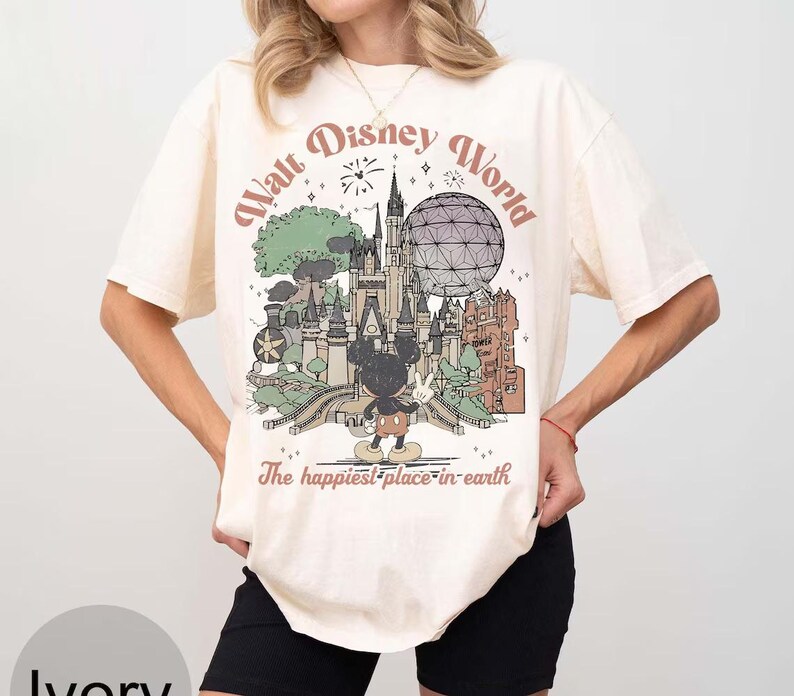 Puede incluir: Camiseta color marfil con un gr&aacute;fico vintage de Walt Disney World. El dise&ntilde;o incluye un castillo, Mickey Mouse y el texto "The happiest place on earth."
