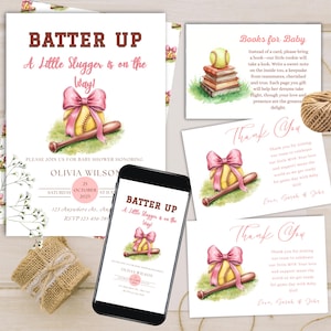 Op de afbeelding: Uitnodigingen en kaarten voor een babyborrel met honkbalthema. De hoofduitnodiging toont een honkbal met een roze strik en een knuppel, met de tekst "Batter Up". Extra kaarten zijn onder meer "Boeken voor Baby" en bedankkaarten.