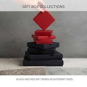 Könnte beinhalten: Ein Stapel quadratischer Geschenkboxen in Rot und Schwarz mit dem Text GIFT BOX COLLECTIONS oben und BLACK AND RED GIFT BOXES IN DIFFERENT SIZES unten. Die roten Boxen sind kleiner und auf die größeren schwarzen Boxen gestapelt.