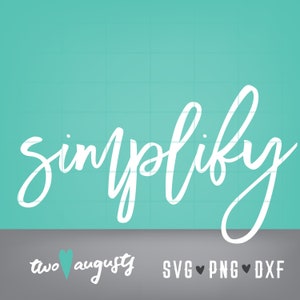 Könnte beinhalten: Weißer kursiv geschriebener Text auf türkisfarbenem Hintergrund, der "simplify" lautet. Der Text ist in handschriftlicher Form. Unter dem Text befindet sich in einem grauen Kasten der Text "two hearts augusty" und "SVG hearts PNG hearts DXF".