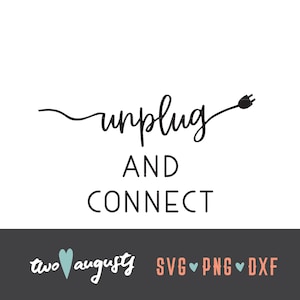 Op de afbeelding: Zwart-witte afbeelding met de tekst "unplug and connect" met een gestileerd zwart stekkersymbool. De tekst "two augusty SVG PNG DXF" staat onderaan de afbeelding.