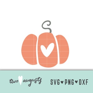 Puede incluir: Un diseño digital de una calabaza con un corazón en el centro. La calabaza es naranja y el corazón es blanco. El diseño es perfecto para manualidades y decoraciones de otoño.