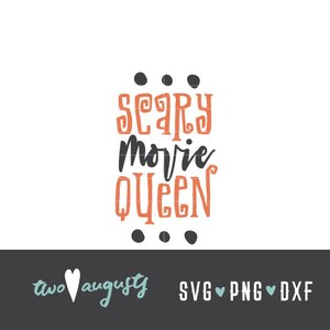 Puede incluir: Un diseño digital con el texto "Scary Movie Queen" en letras negras y naranjas con puntos negros alrededor del texto.