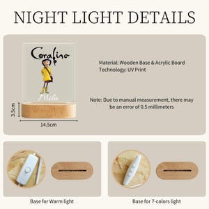 Op de afbeelding: Een nachtlampje met een houten voet en een acrylplaat. De acrylplaat toont de naam "Coraline" en de naam "Mila" met een illustratie van een personage. De basis is 14,5 cm lang en 3,5 cm hoog.
