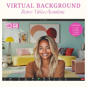 Può includere: Un'immagine di sfondo virtuale che presenta un soggiorno in stile retrò con un divano giallo, cuscini rosa e rossi e una donna con un maglione marrone. L'immagine è compatibile con Zoom, Webex, Teams e altro ancora. Il testo "ULTRA 4K HD" è visualizzato nell'angolo in alto a sinistra.