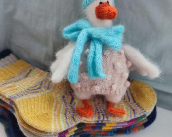 Oie tricotée faite main - Oie décorative douce avec bonnet et écharpe - Peluche oiseau tricotée confortable