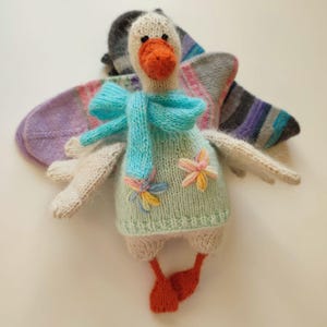 Handmade Knitted Goose Toy – Soft Decorative Goose Scarf – Cozy Knitted Bird Plush – Custom Colors Available